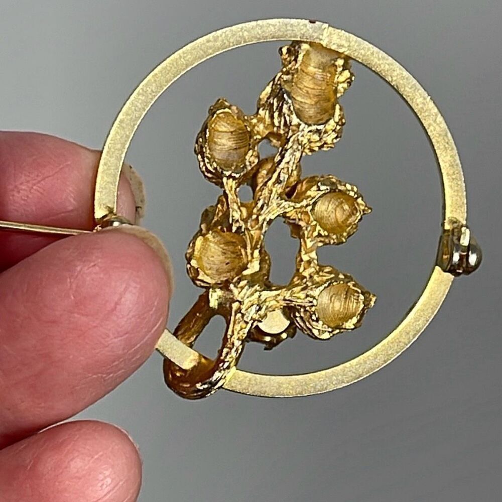 Vintage gold flower bud pearl circular brooch - Picture 6 of 8